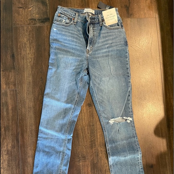 Abercrombie Curve Love Ultra High Rise Slim Straight Jeans - Picture 4 of 4